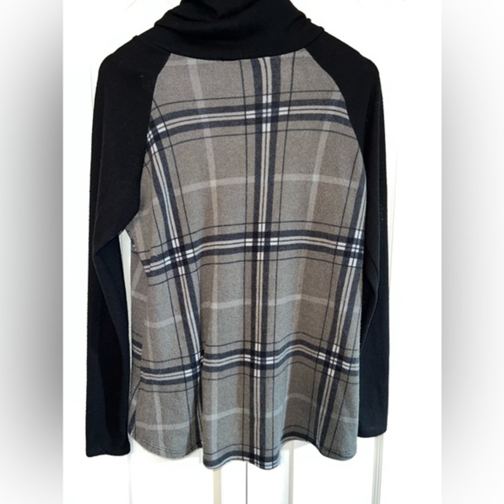 Ten 6 Ten Women’s Rayon Poly Long Sleeve Cow Neck Shirt.  Size M